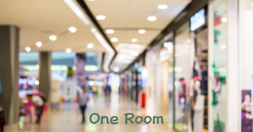 ショッピングモールの店内通路がぼかされて映る写真 