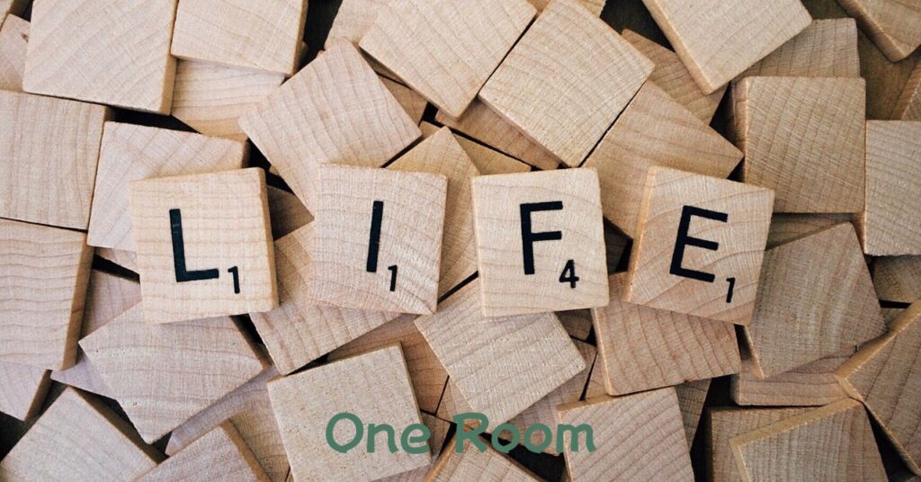 LIFEと描かれた木製タイルが無造作に並ぶイメージ写真