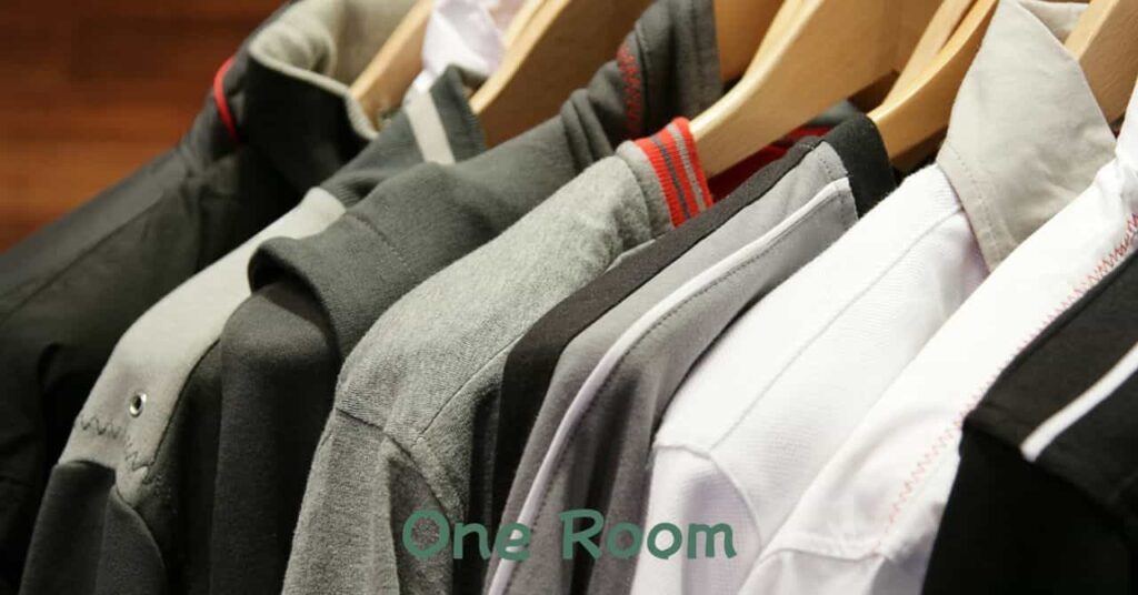クローゼットに並ぶ洋服たち。服が多すぎて整理が難しくなる様子をイメージした写真。 