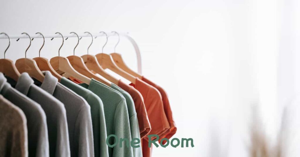 カラフルに整頓された服が並ぶクローゼット。整理整頓の習慣が身についてきた様子を表す写真。 