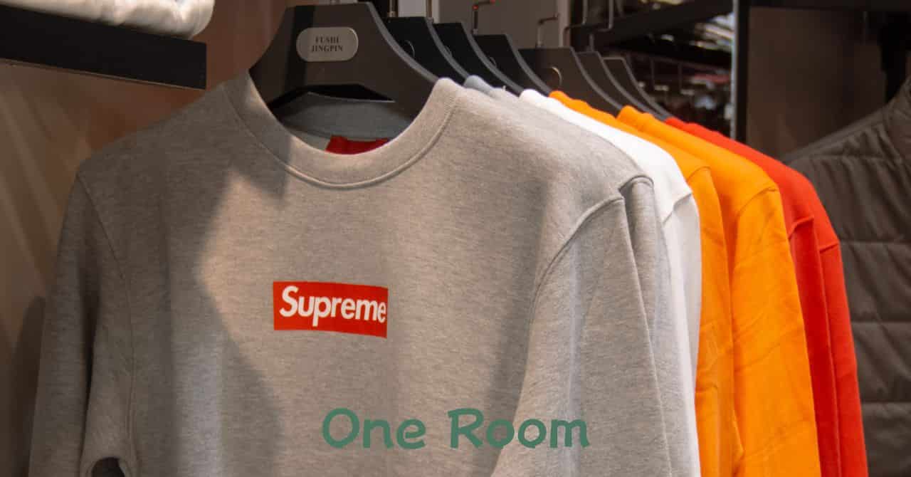 カラーごとに整然と並んだカラフルな服たち。お気に入りの服だけが残った、整理されたクローゼットの雰囲気を表現。